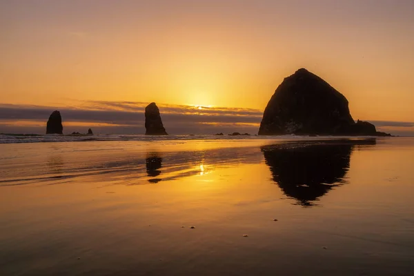 Beau Coucher Soleil Sur Rocher Haystack Cannon Beach Oregon Coast — Photo