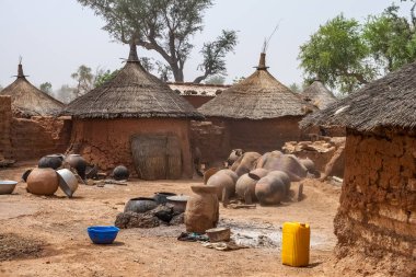 Geleneksel MOSI kulübelerin içinde bir köyü Kuzey Fransa, Batı Afrika ile ev avlusu.