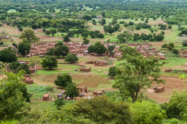 Nabou, yağmur mevsimi (Temmuz-Eylül), Batı Afrika sırasında gurunsi köy içinde güneybatı Burkina Faso manzarasına bakan.