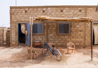 Ortak ev dış loacated, popüler bir Ouagadougou bölgesinde elektrik güç ama hiçbir çalışan su, Burkina Faso, Batı Afrika ile.