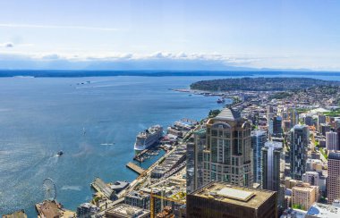 Downtown Seattle hava görünümünü bucak, waterfront ve Elliott Bay güneşli bir günde. Seattle manzarası, Wa, ABD.