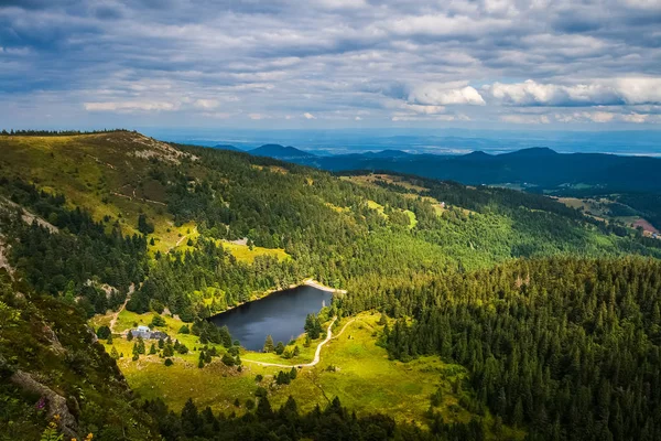 Vosges montanhas paisagem de verão da Gazon du Faing com vista para o lago Forlet (ou "Lac des truites"), França . — Fotografia de Stock