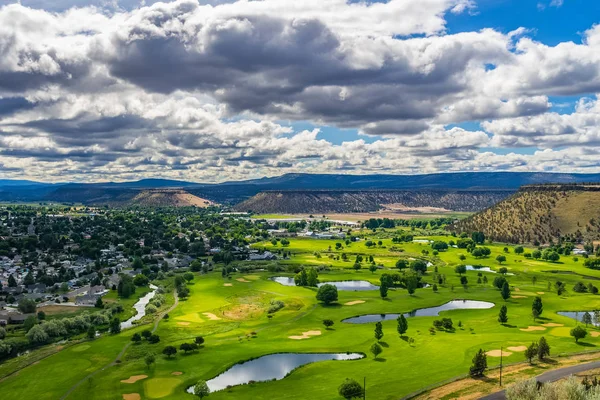 俯瞰在俄勒冈州俄勒冈州 Prineville 的草甸湖高尔夫球场的绿色景色. — 图库照片