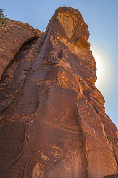 Kanyon de Chelly Ulusal Anıtı'nda Kumtaşı kayalık oluşumu, Anasazi petroglifler ile. Dikey kompozisyon. New Mexico, Amerika Birleşik Devletleri. — Stok fotoğraf