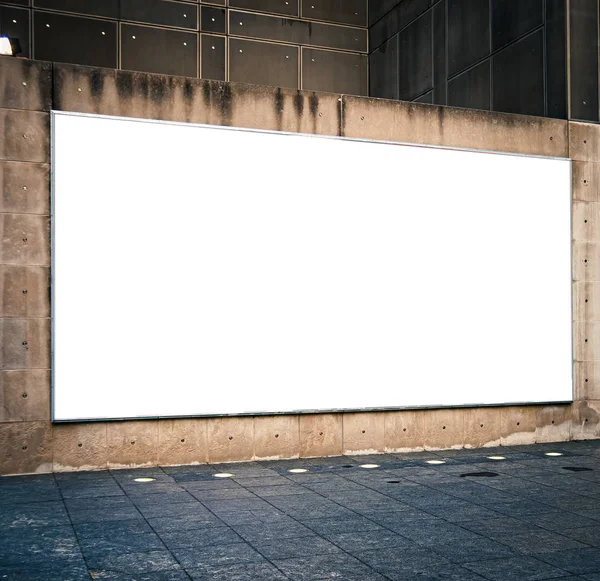 Große horizontale Werbe-Bilboard-Attrappe in der Stadt oder Stadt. Kopierraum. — Stockfoto