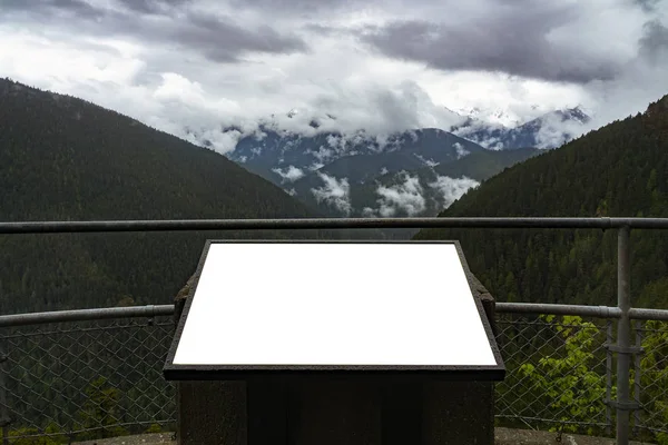 Mirador blanco de la cartelera de la información en blanco en las montañas en un día malhumorado y nublado. Al aire libre concepto de publicidad o comercial. Hurricane ridge, WA, EE.UU. . —  Fotos de Stock