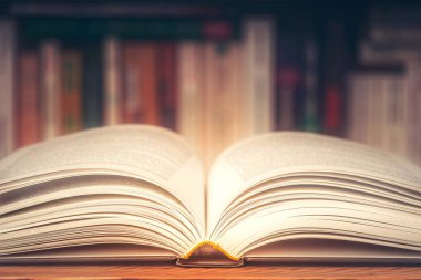 Arka planda bulanık boolraf olan açık kitap kapağı. Ayarlanmış