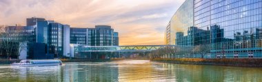 Strasbourg Avrupa Kurumları (Meclis ve Konsey) şehir manzarası alacakaranlıkta. Strasbourg Ufuk çizgisi ile III nehir ve simgeler.