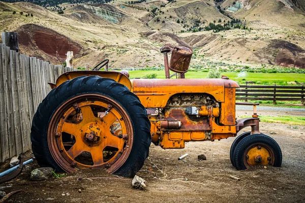 Gamla Och Rostiga Vrakdelar Traktor Cant Ranch Oregon Usa — Stockfoto