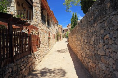 Carrer büyük - küçük İspanyol dağ köyü sokak - Siurana