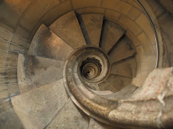 在圣家堂塔的窄螺旋楼梯的顶部视图 — 图库照片