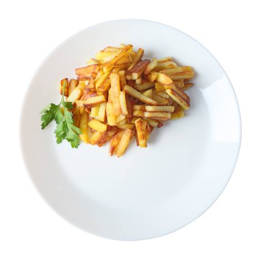 Beyaz arka planda izole edilmiş, beyaz yuvarlak bir tabakta dilimlenmiş patates..