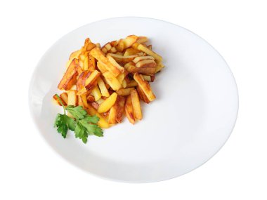 Dilimlenmiş kızarmış patatesleri beyaz arka planda, üst tarafta izole edilmiş beyaz bir tabakta..