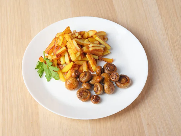 Gedroogde aardappelen met champignons — Stockfoto