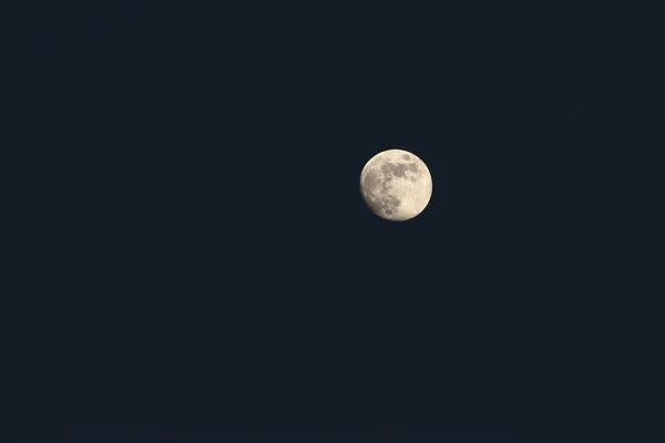 Lua sobre céu escuro — Fotografia de Stock