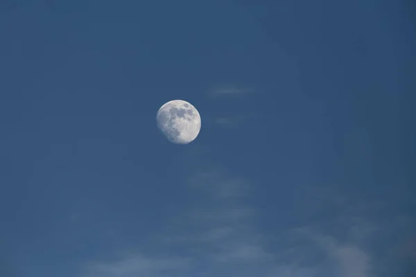 Luna sobre cielo azul Imagen de stock
