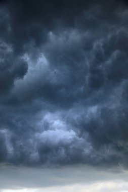 Yoğun kümülüs bulutlarının dikey karşıtlık dokusu