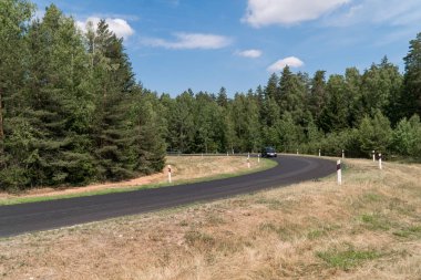 yılın yaz aylarında fotoğrafı küçük kırsal asphalted yol. Belarus