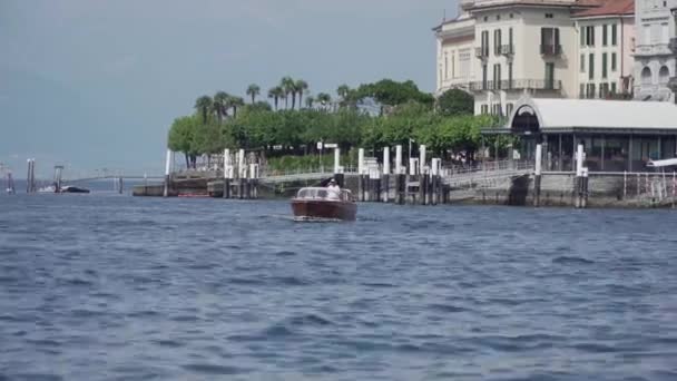 Un bateau flotte sur le lac de Côme le long de la côte, Italie — Video