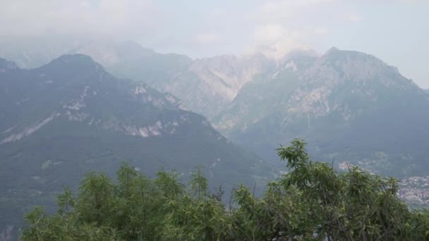 Montagne al largo della costa italiana, Lago di Como nella nebbia — Video Stock