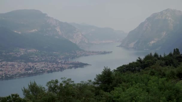 Montagne al largo della costa italiana, Lago di Como nella nebbia — Video Stock