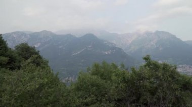 İtalya açıklarındaki dağlar, sisli Como Gölü.