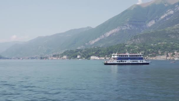 Un barco flota a lo largo del Lago Como a lo largo de la costa, Italia. — Vídeo de stock