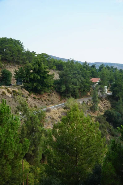 Hermosa vista de las montañas y casas en un día soleado. —  Fotos de Stock