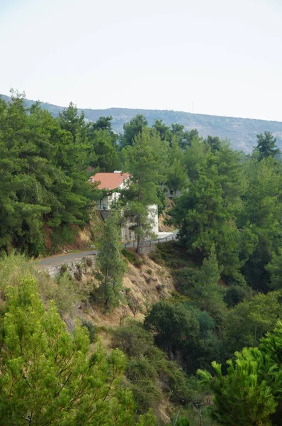 Vacker utsikt över bergen och husen en solig dag — Stockfoto