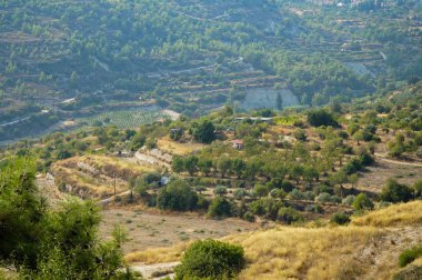 Güneşli bir günde dağların ve evlerin güzel manzarası