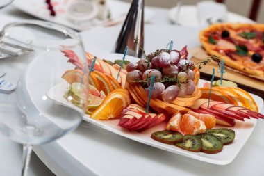 Beyaz tabakta meyve salatası.