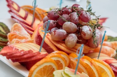Beyaz tabakta meyve salatası.