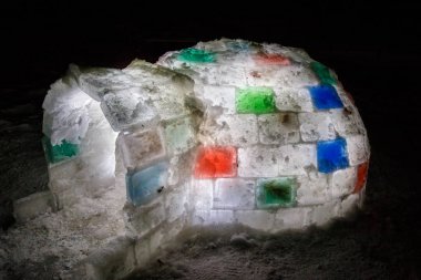 Rastgele renk igloo, karanlık bir arka plan üzerinde içeriden aydınlatılmış. 