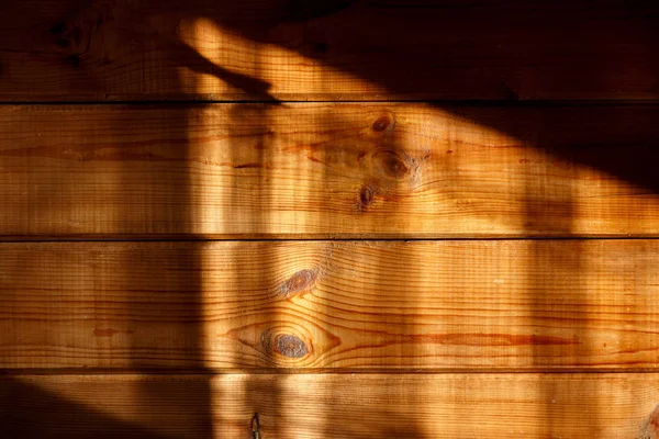 Le rayon de soleil de la fenêtre sur le mur en bois — Photo