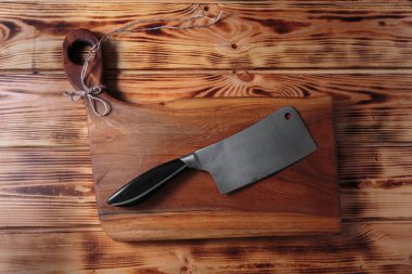 Plastik saplı çelik bıçak. Eski ahşap arka planda şık bıçak.