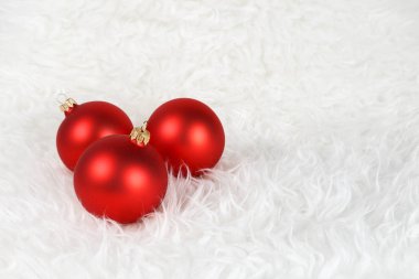 Beyaz kürk kırmızı noel topu