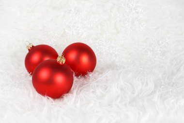 Beyaz kürk kırmızı noel topu