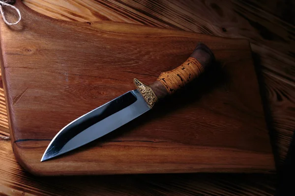 Çelik ve ahşap saptan el yapımı av bıçağı. Eski ahşap arka planda şık bıçak. — Stok fotoğraf