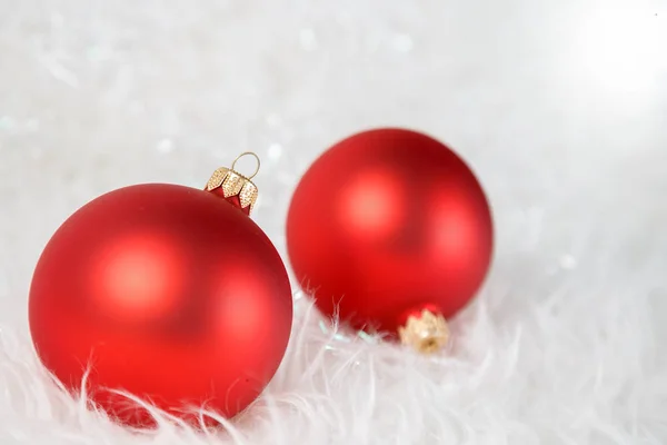 白い毛皮の赤いクリスマスボール — ストック写真