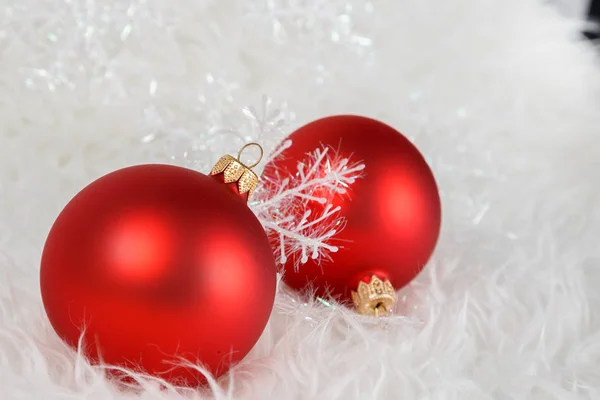Czerwona piłka Świąteczna na białym futrze — Zdjęcie stockowe
