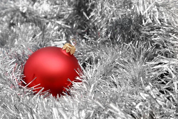 Gümüş renkli kırmızı Noel topu