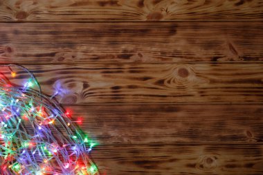 Ahşap arka planda Noel ışıkları