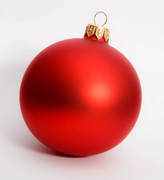 Röd jul boll över vit bakgrund — Stockfoto