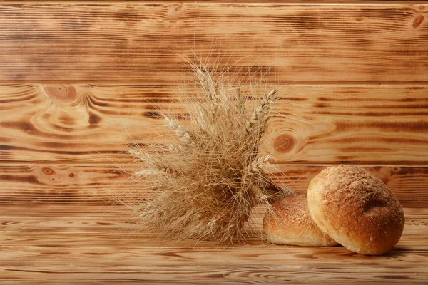 Bread and wheat — Stock Photo, Image