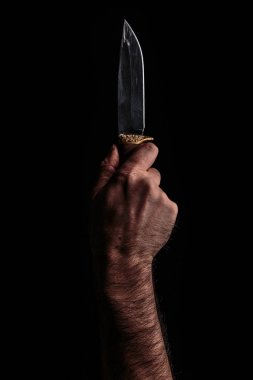 Karanlık arka planda elinde av bıçağı
