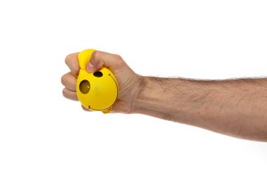 Beyaz izole erkek elinde mutlu gülen top değil