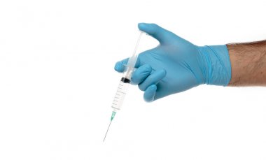 Beyaz izole açık sıvı ile bir şırınga ile adamın eldivenli el