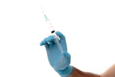 Beyaz izole açık sıvı ile bir şırınga ile adamın eldivenli el