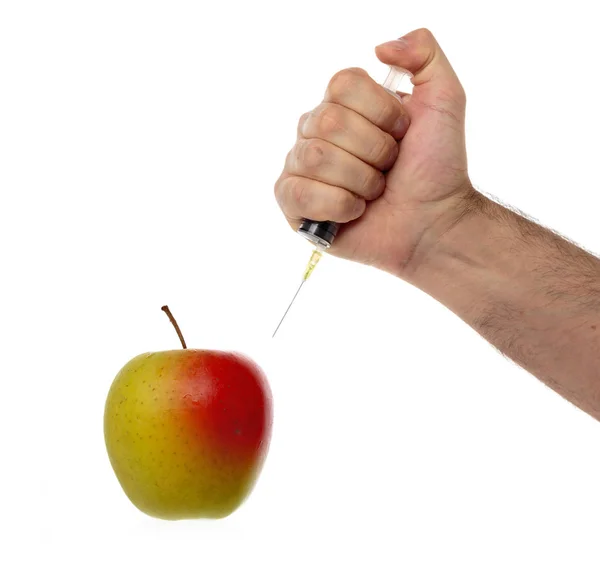Mão masculina faz uma seringa para injeção em uma maçã isolada em branco . — Fotografia de Stock