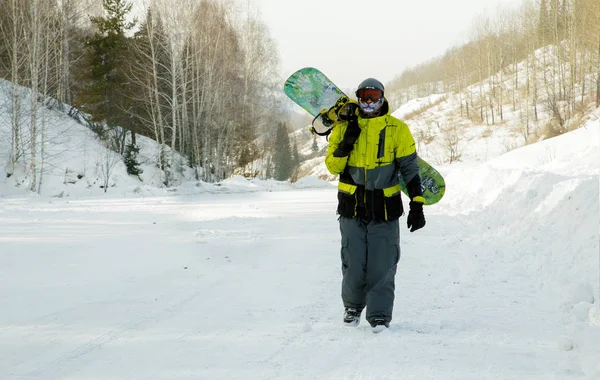 Yürüyen snowboardcu